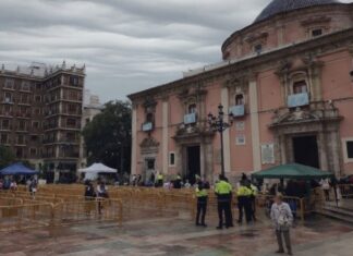 Plaza de la Virgen bajo lluvias