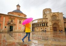 La lluvia vuelve a la Comunitat Valenciana esta semana tras el calor: cuándo llegarán las tormentas Lluvias en la plaza de la Virgen