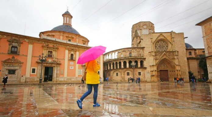 Lluvias en la plaza de la Virgen