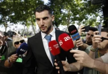 Empieza el juicio al futbolista Rafa Mir: ¿Por qué es juzgado y a qué pena se enfrenta? El futbolista Rafa Mir a su llegada a la Ciudad de la Justicia de Valencia. EFE/ Biel Alino