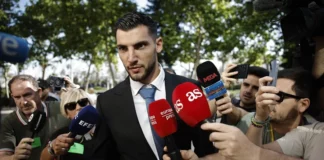 Empieza el juicio al futbolista Rafa Mir: ¿Por qué es juzgado y a qué pena se enfrenta? El futbolista Rafa Mir a su llegada a la Ciudad de la Justicia de Valencia. EFE/ Biel Alino