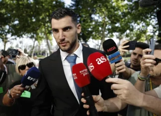 El futbolista Rafa Mir a su llegada a la Ciudad de la Justicia de Valencia. EFE/ Biel Alino