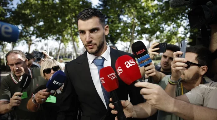 El futbolista Rafa Mir a su llegada a la Ciudad de la Justicia de Valencia. EFE/ Biel Alino