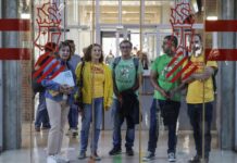 Sin acuerdo en Educación: Conselleria fija una nueva reunión mientras continua la huelga de docentes Representantes sindicales docentes a las puertas de la Conselleria de Educación. - ROBER SOLSONA/EUROPA PRESS