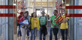 Representantes sindicales docentes a las puertas de la Conselleria de Educación. - ROBER SOLSONA/EUROPA PRESS