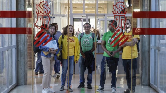 Representantes sindicales docentes a las puertas de la Conselleria de Educación. - ROBER SOLSONA/EUROPA PRESS