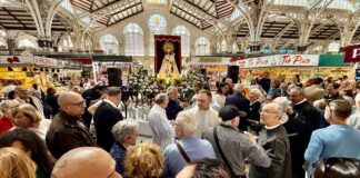 El Mercado Central realiza su tradicional ofrenda floral a la Geperudeta
