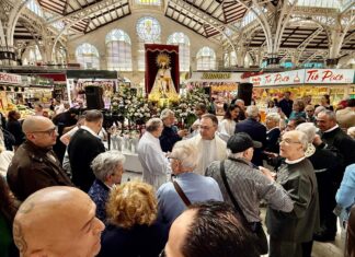 El Mercado Central realiza su tradicional ofrenda floral a la Geperudeta