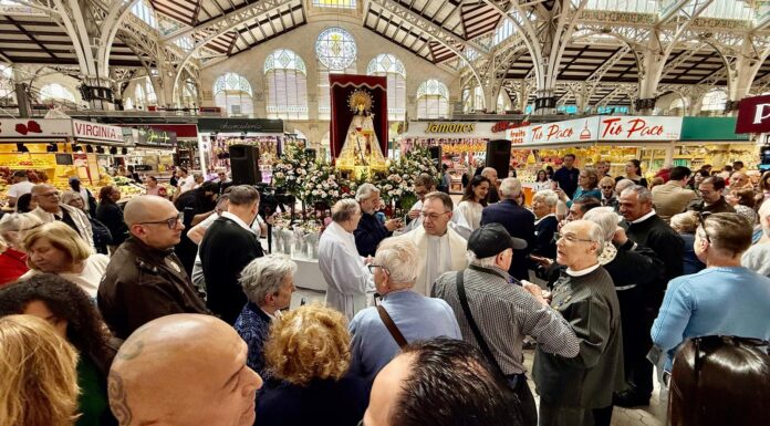 El Mercado Central realiza su tradicional ofrenda floral a la Geperudeta