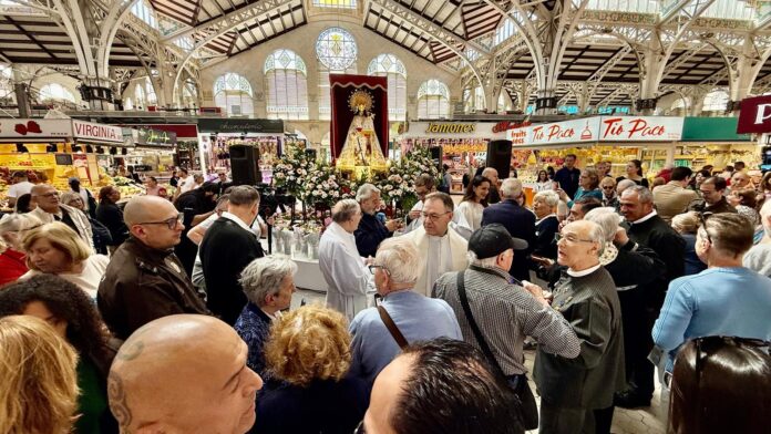 El Mercado Central realiza su tradicional ofrenda floral a la Geperudeta