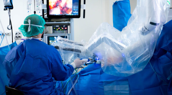 Así es el robot sanitario que mejora los resultados de cáncer de próstata en Valencia El robot Da Vinci mejora la cirugía del cáncer de próstata en Vithas