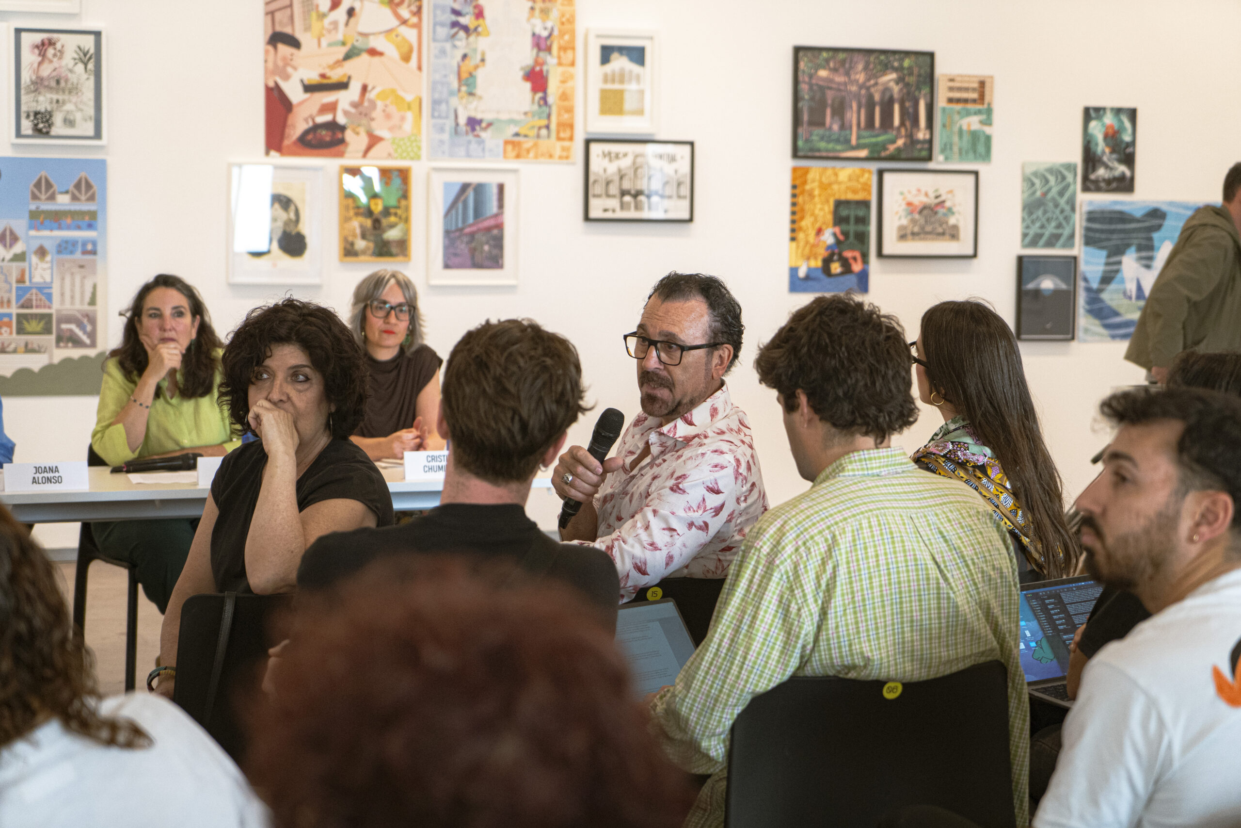Los artistas durante un momento de las intervenciones