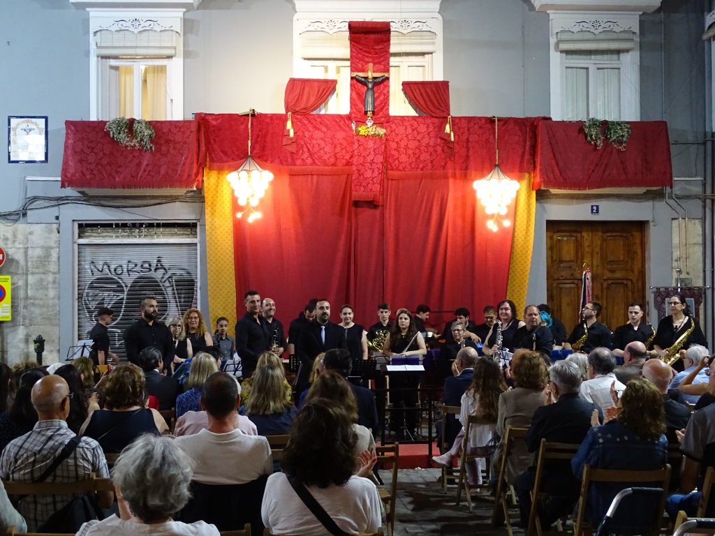 Altar de Sant Bult en la plaza del barrio de la Xerea / Imagen de la celebración de la música en años anteriores / Junta de Clavarios de las Fiestas de Sant Bult