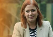 La escritora valenciana Elisabeth Benavent presenta Una niña buena: “La lectura no tiene edad ni género” Elisabeth Benavent durante la presentación de su nuevo libro / EFE