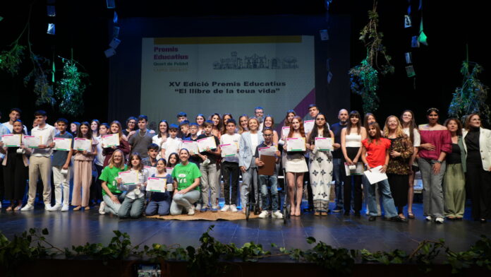 Foto grupal de los y las premiadas en Quart de Poblet por su trayectoria educativa