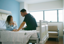 «Leonas», el exitoso documental valenciano que destapa la realidad de los 50.000 niños sin familia en España Uno de los voluntarios durante la visita hospitalaria a un menor solo