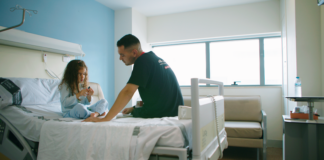 Uno de los voluntarios durante la visita hospitalaria a un menor solo