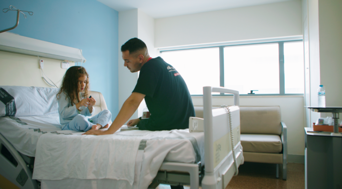 Uno de los voluntarios durante la visita hospitalaria a un menor solo