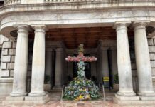 La Cruz de Mayo del Ayuntamiento de València rinde homenaje a todas las madres