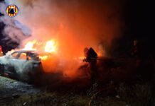 Arden 8 coches en un incendio en Bétera