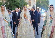 El mundo fallero arropa al Cristo de la Fe en la solemne procesión del barrio de Sagunto La Fallera Mayor de Valencia acompaña a la procesión de Stmo Cristo de la Fe / Fotofilmax - JCF