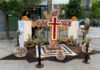 Cruz de Mayo decorada con flores en València durante el Concurso de Cruces de Mayo 2026