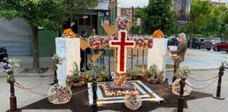 Cruz de Mayo decorada con flores en València durante el Concurso de Cruces de Mayo 2026