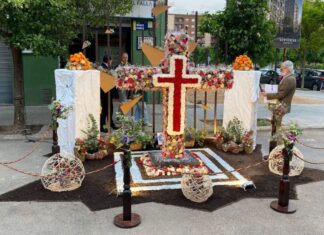 Cruz de Mayo decorada con flores en València durante el Concurso de Cruces de Mayo 2026