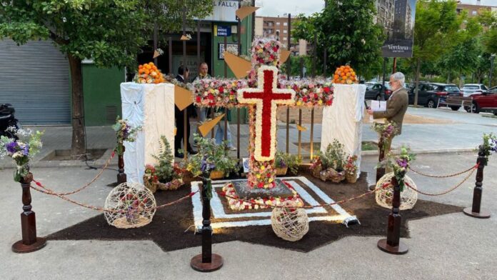 Cruz de Mayo decorada con flores en València durante el Concurso de Cruces de Mayo 2026