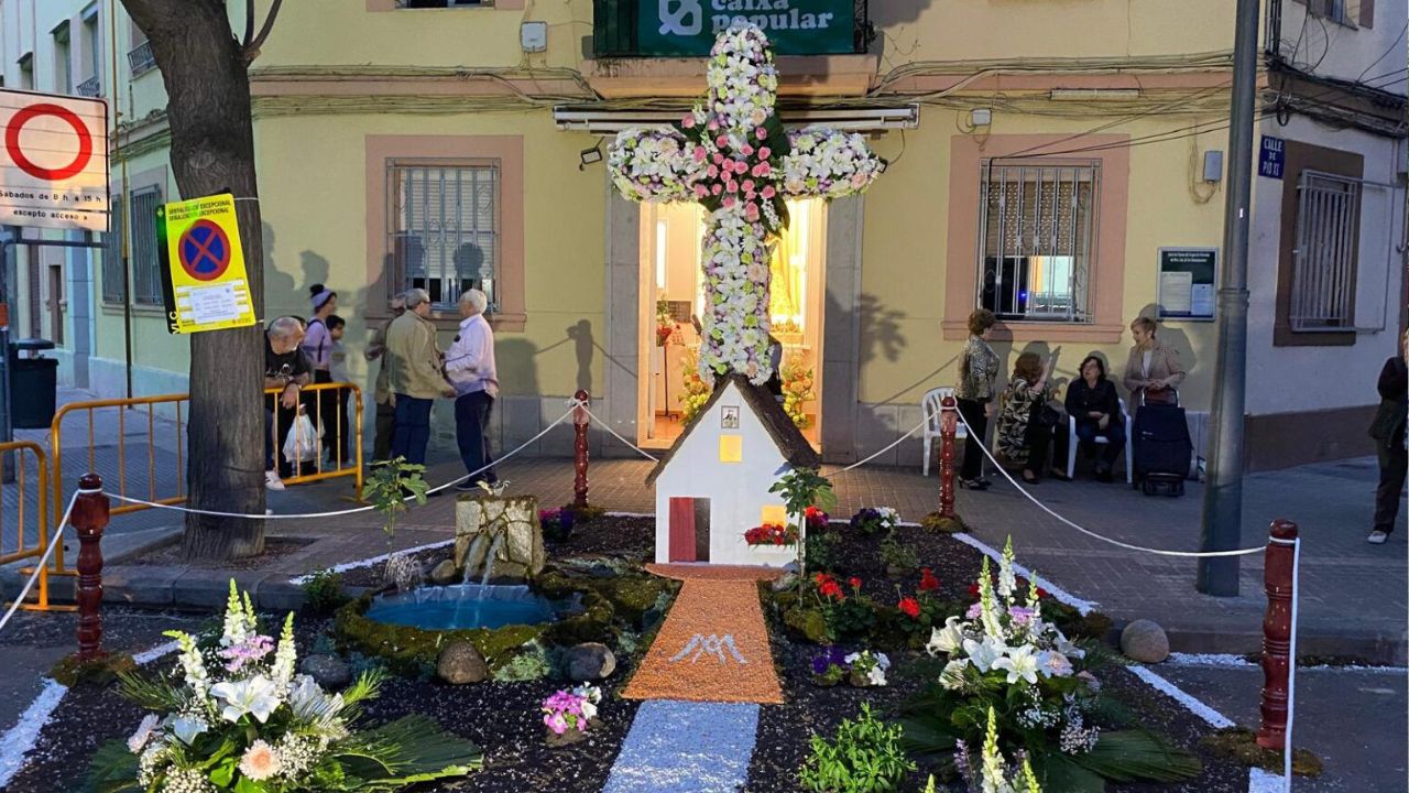 Detalle floral de una Cruz de Mayo premiada en València en el concurso de 2026