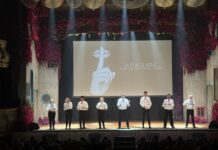 Un homenaje como él habría querido: el mundo fallero recuerda a Julián Carabantes Homenaje a Julián Carabantes en el Teatro Olympia de València