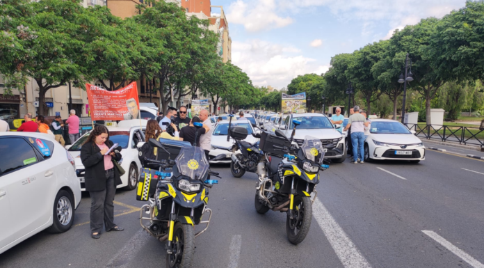 La huelga de taxis provoca cortes de tráfico y colapsos en el centro de Valencia