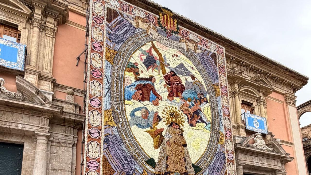 Detalle del tapiz floral de la Virgen de los Desamparados 2026 en València