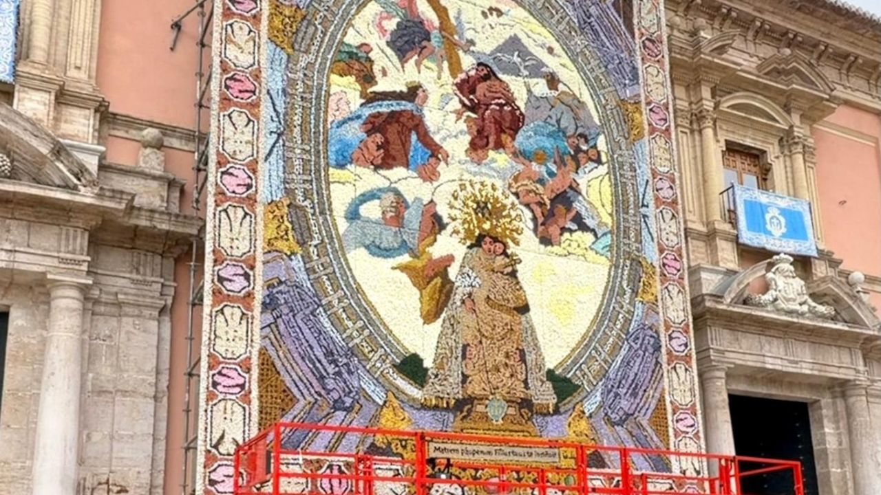 Tapiz floral de la Mare de Déu instalado en la plaza de la Virgen de València