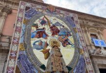 El tapiz con 80 metros cuadrados y más de 320 kilos de flores ya luce en la Plaza de la Virgen Tapiz floral de la Virgen de los Desamparados instalado en la plaza de la Mare de Déu de València