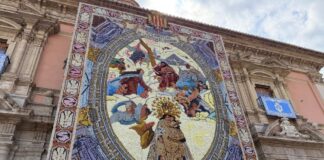 Tapiz floral de la Virgen de los Desamparados instalado en la plaza de la Mare de Déu de València