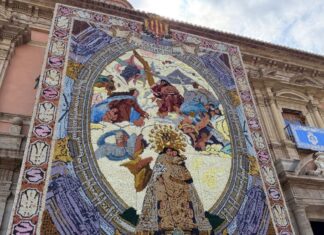 Tapiz floral de la Virgen de los Desamparados instalado en la plaza de la Mare de Déu de València