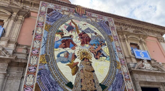 Tapiz floral de la Virgen de los Desamparados instalado en la plaza de la Mare de Déu de València