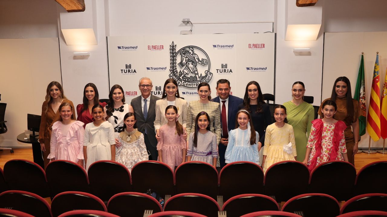 Les Bellees del Foc d’Alacant y sus Dames con las Falleras Mayores de València y sus Cortes de Honor
