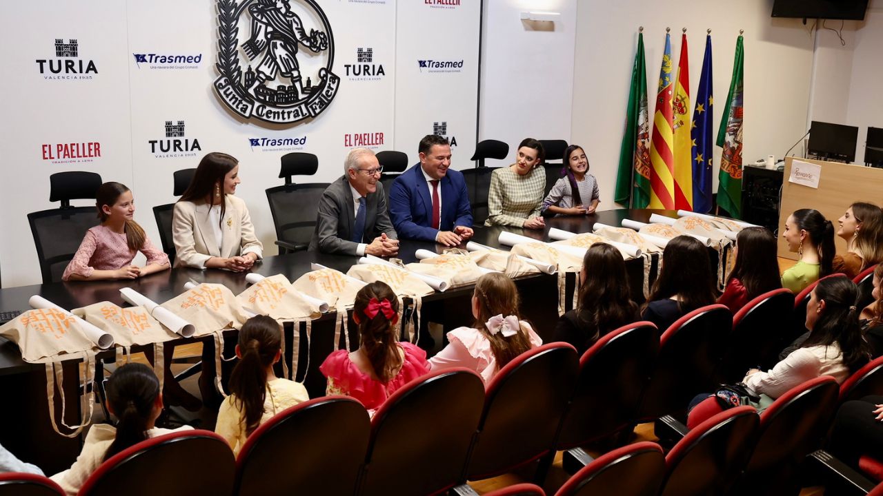 Cortes de Honor de las Falleras Mayores de València junto a las Dames d’Honor de las Belleas del Foc