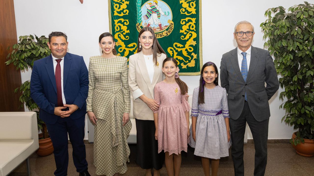 Carmen Prades y Marta Mercader con les Bellees del Foc d’Alacant 2026 durante la visita a València
