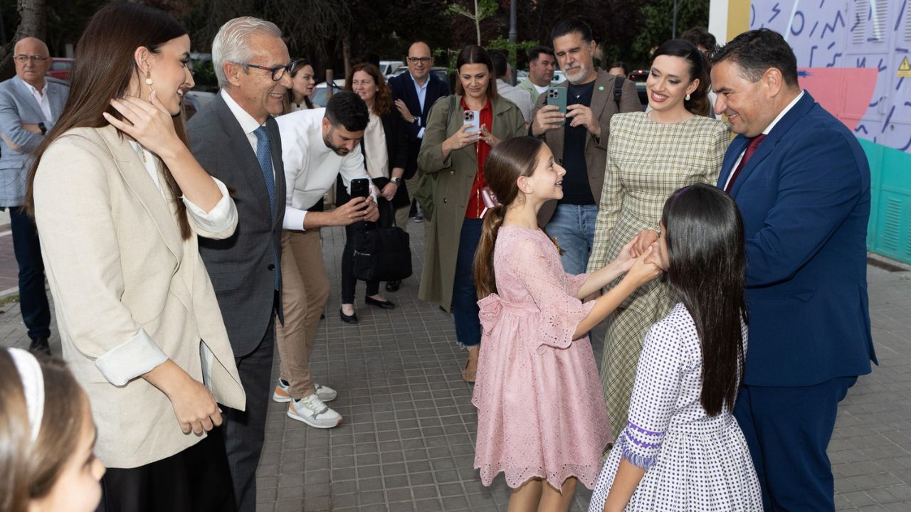 Recibimiento de las Belleas del Foc de Alicante en Junta Central Fallera de València