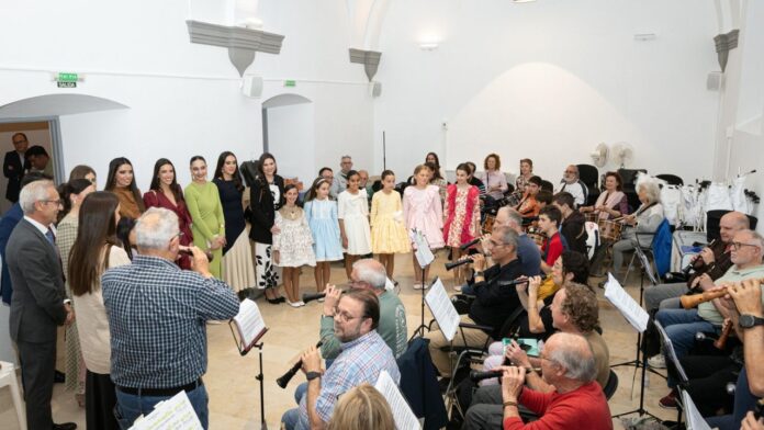 Belleas del Foc de Alicante junto a las Falleras Mayores de València 2026 en Junta Central Fallera
