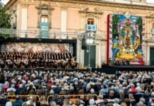 Hoy tiene lugar el último acto de la festividad de la Virgen de los Desamparados Ronda a la Mare de Déu en la plaza de la Virgen de València por la festividad de la Virgen de los Desamparados