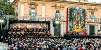 Ronda a la Mare de Déu en la plaza de la Virgen de València por la festividad de la Virgen de los Desamparados