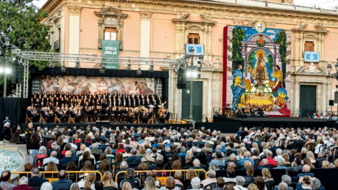 Ronda a la Mare de Déu València 2026 Ronda a la Mare de Déu en la plaza de la Virgen de València por la festividad de la Virgen de los Desamparados