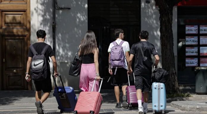 Jóvenes en actividades de verano gratis del programa Verano Joven 2026 de València