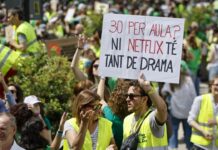 Profesores en huelga durante una manifestación educativa en València por la educación pública