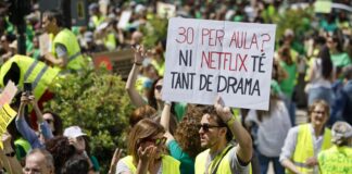 Profesores en huelga durante una manifestación educativa en València por la educación pública