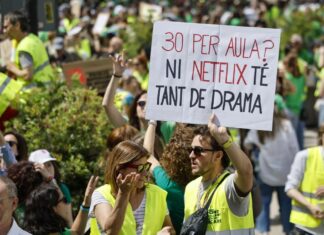 Profesores en huelga durante una manifestación educativa en València por la educación pública